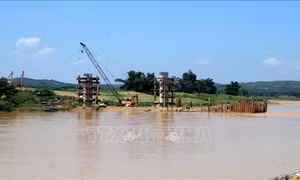 Xây dựng cầu bắc qua sông Mã phục vụ đi lại của người dân