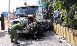 Xe đầu kéo nổ lốp tông vào xe con, 5 người tử vong tại chỗ