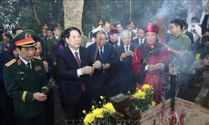 Chủ tịch nước Lương Cường lên núi Nghĩa Lĩnh dâng hương tưởng niệm các Vua Hùng