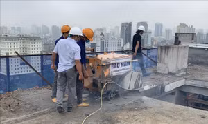 Chính thức cắt sàn mái tầng 18 tòa nhà vi phạm 8B Lê Trực