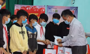 Hỗ trợ trẻ em khó khăn, bị ảnh hưởng bão lũ tại Quảng Nam