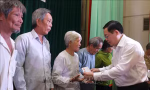 Phó Thủ tướng Vương Đình Huệ trao quà Tết tặng gia đình chính sách, hộ nghèo tại Bến Tre
