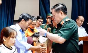 Đại tướng Nguyễn Trọng Nghĩa thăm, tặng quà gia đình chính sách tại Gia Lai