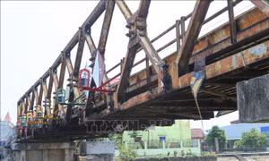 Tiềm ẩn nguy cơ mất an toàn tại cầu sắt qua kênh Quần Liêu, Ninh Bình