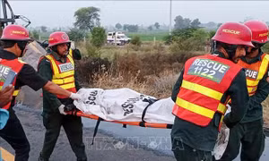 Xe khách va chạm xe chở xăng tại Pakistan làm 20 người bị chết cháy