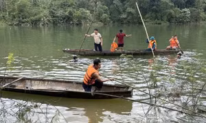 Cứu sống 6 người bị lật ghe trên sông Nước Xa