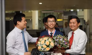 Nguyễn Văn Chí Nguyên và tấm Huy chương Vàng Olympic Hóa học Quốc tế