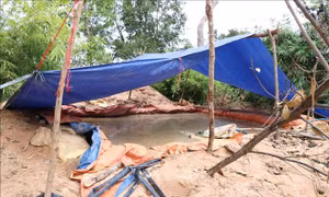 Khoét núi, dựng lán trại để khai thác vàng trái phép ở Gia Lai