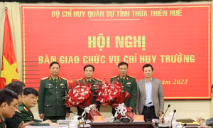 Bàn giao chức vụ Chỉ huy trưởng Bộ Chỉ huy Quân sự tỉnh Thừa Thiên - Huế