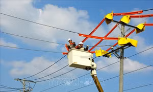 Giảm áp lực cho thợ điện mùa nắng nóng