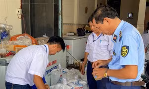 Phát hiện hơn 1,3 tấn đùi gà, chân giò lợn đông lạnh hết hạn sử dụng