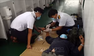 Hải quân cấp cứu ngư dân bị tai nạn lao động trên biển