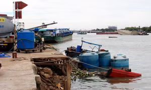 Khẩn trương bơm hút hóa chất trên thuyền chìm dưới sông Đồng Nai 