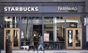 Starbucks đóng hàng trăm cửa hàng, sa thải 900 nhân viên