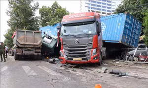 Tai nạn giao thông giữa xe ben và xe đầu kéo container tại Thủ Dầu Một