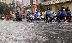 Đường phố Long Xuyên biến thành 'sông' sau cơn mưa lớn