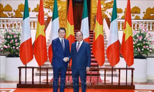 Thủ tướng Nguyễn Xuân Phúc đón, hội đàm với Thủ tướng Italy