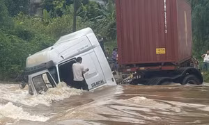 Khen thưởng hai cá nhân dũng cảm cứu lái xe đầu kéo giữa dòng nước lũ