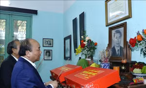 Thủ tướng thắp hương tưởng niệm các đồng chí nguyên lãnh đạo Đảng, Nhà nước