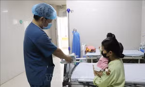 Cứu sống bé gái 15 tháng tuổi bị xe ô tô lùi cán qua người