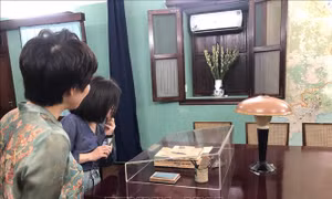 Khu Di tích Chủ tịch Hồ Chí Minh tiếp nhận hiện vật và tư liệu về Bác Hồ của kiều bào