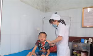 Bốn trẻ nhỏ bị ngộ độc do tự nướng thịt cóc để ăn