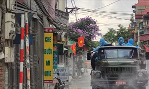 Bộ Tư lệnh Thủ đô Hà Nội tiến hành phun khử khuẩn xã Tô Hiệu, huyện Thường Tín