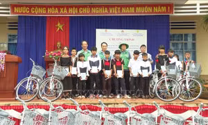 Tặng xe đạp cho học sinh có hoàn cảnh khó khăn tại Đắk Lắk