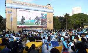 Cổ động viên Argentina vẫn tin tưởng đội tuyển sau 'cú sảy chân' ngày ra quân