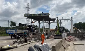 Tháo dỡ hai trạm thu phí trên Quốc lộ 1K