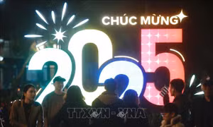 Người dân cả nước hân hoan chào đón Năm mới 2025