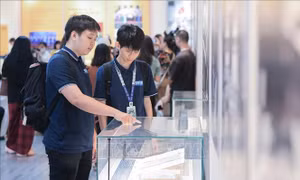 Giới trẻ thích thú tìm hiểu lịch sử, văn hóa tại Triển lãm thành tựu đất nước