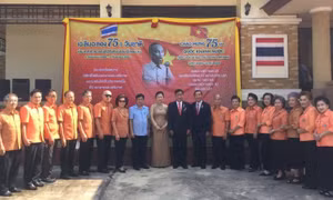 Kiều bào Udon Thani dâng hương tưởng nhớ Chủ tịch Hồ Chí Minh