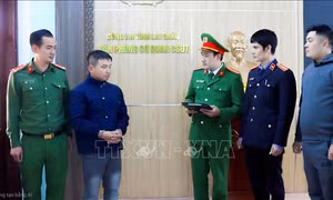 Bắt giữ đối tượng giả danh người dân báo tin hàng lậu