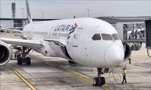 Sự cố kỹ thuật trên chuyến bay của LATAM Airlines khiến 50 người bị thương