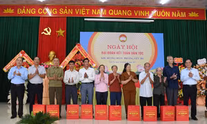Nhân dân Hương Trầm phát huy tinh thần đoàn kết, chung tay xây dựng quê hương giàu đẹp