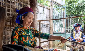 Nghề se lanh dệt vải của đồng bào Mông tại Lùng Tám
