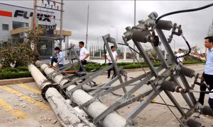 'Cứu điện' vùng bão