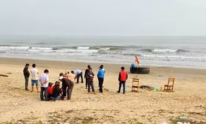 Khẩn trương tìm kiếm 2 học sinh ở Hà Tĩnh bị sóng biển cuốn trôi