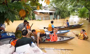 Giữa thiên tai vẫn xin nhường cho người khó khăn hơn