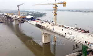 Hợp long cầu vượt sông Đáy nối hai tỉnh Ninh Bình và Nam Định