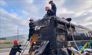 Kịp thời dập tắt đám cháy xe khách