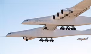 Chiếc máy bay lớn nhất thế giới có 6 động cơ Boeing 747 lần đầu cất cánh