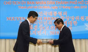 Chủ tịch UBND TP Hồ Chí Minh nhận Huân chương Văn hóa Bogwan