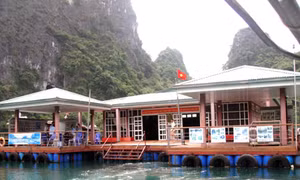 Tạm dừng đón khách tại Trung tâm Văn hóa nổi Cửa Vạn trên vịnh Hạ Long