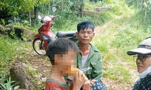 Tìm thấy cháu bé sau 4 ngày lạc trong rừng ở Yên Bái
