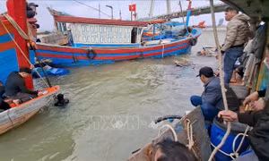 Quảng Bình: Một tàu cá chìm trên sông Nhật Lệ