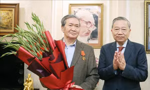 Tổng Bí thư Tô Lâm trao Huân chương Hồ Chí Minh tặng đồng chí Đinh Thế Huynh