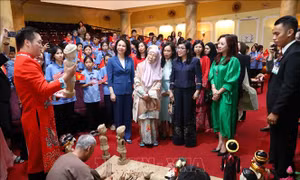 Phu nhân Thủ tướng Việt Nam và Phu nhân Thủ tướng Malaysia thưởng thức nghệ thuật múa rối nước