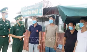 Cứu nạn kịp thời 8 người trên tàu cá bị chìm ở vùng biển Quảng Bình